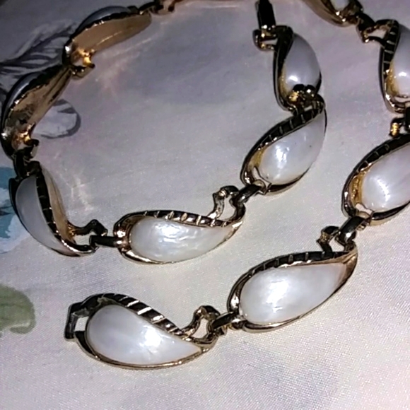 Vintage Gold & white necklace - Picture 7 of 8